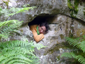 Andrea schaut aus einer Höhle