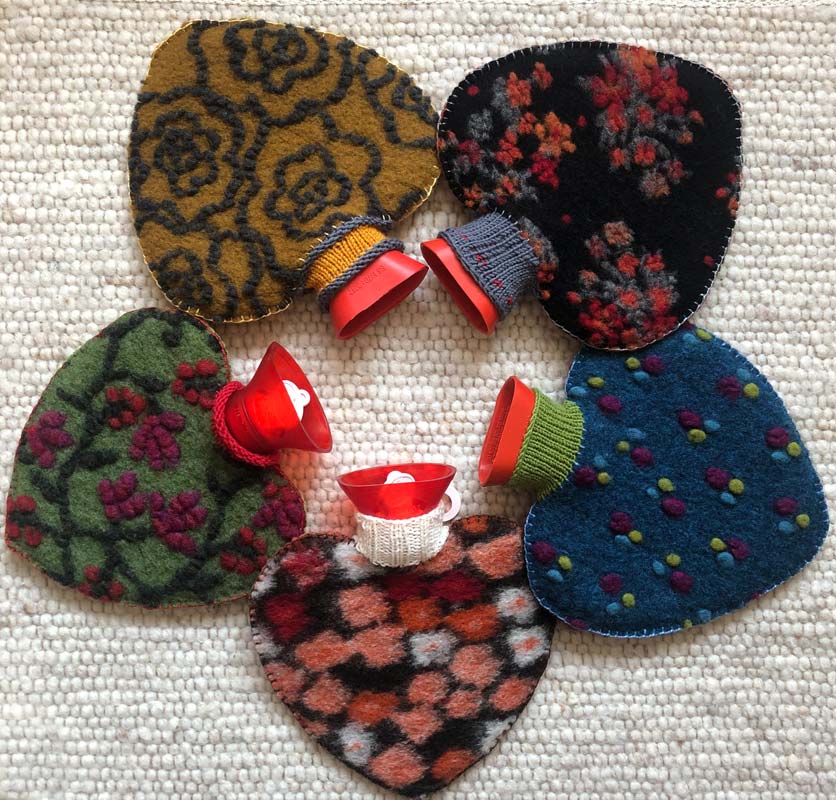 Fünf Wärmflaschen aus der Kollektion Herzenswärme