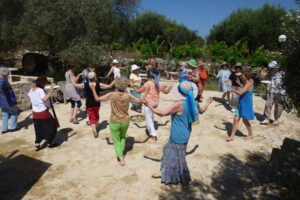 Kreta - Frauen tanzen in einem Seminar