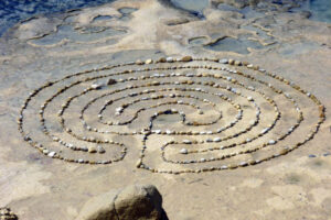 Spirale aus Steinen auf dem Strand - Malta